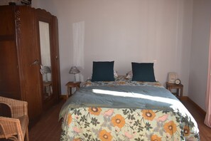 2 dormitoris, planxa i posts de planxar i un bressol de viatge 