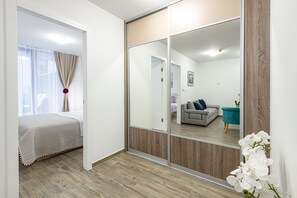 2 bedrooms, iron/ironing board, Internet