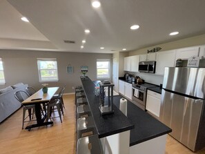 Fridge, microwave, oven, stovetop - Paradise at San Luis Beach, Surfside (Freeport)