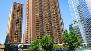 Un edificio de gran altura con múltiples balcones y fachada moderna de vidrio.