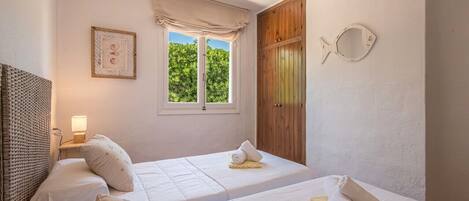 3 bedrooms, iron/ironing board, free WiFi, bed sheets