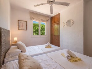 3 makuuhuonetta, silitysrauta/-lauta, ilmainen Wi-Fi, vuodevaatteet