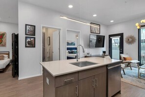 2 室のベッドルーム、デスク、アイロン / アイロン台、WiFi (無料)