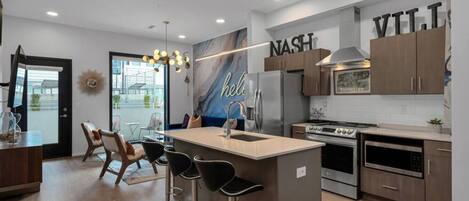 Réfrigérateur, micro-ondes, four, plaque de cuisson