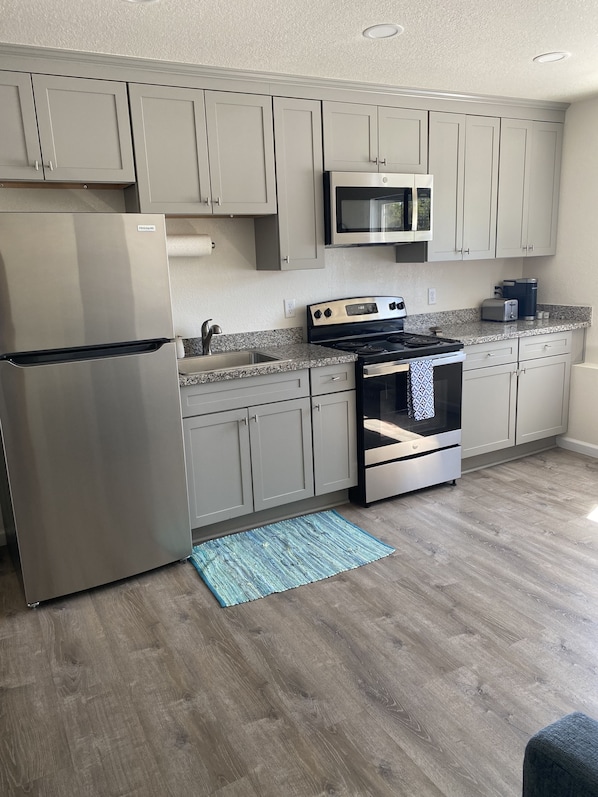 Refrigerador, microondas, horno y parrilla de estufa