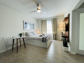 1 chambre, coffre-fort, fer et planche à repasser