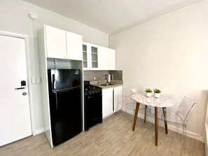 Réfrigérateur, four à micro-ondes, un four, surface de cuisson