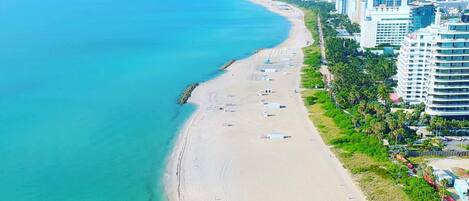 Plage à proximité, chaises longues, serviettes de plage