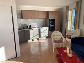Fridge, microwave, oven, stovetop - 3bedroom flat in Les Issambres Var, superb sea view, pool and air conditioning (Roquebrune-sur-Argens)