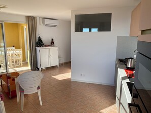 Fridge, microwave, oven, stovetop - 3bedroom flat in Les Issambres Var, superb sea view, pool and air conditioning (Roquebrune-sur-Argens)