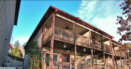 Helen Haus - RIVERFRONT 3 bdr 3.5 bath Town Home in beautiful Alpine Helen!