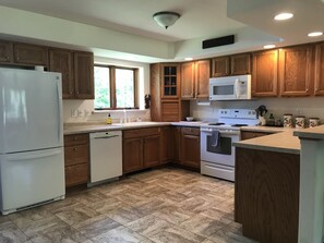 Kjøleskap, mikrobølgeovn, ovn og kokeplater