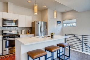 Private kitchen - Modern 2 level townhome close to DIA and lightrail (Denver)