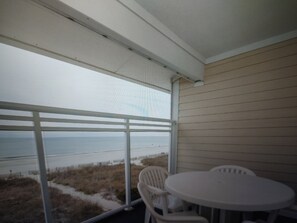 Outdoor dining - Condo on beach minutes from food, amusements, airport (North Myrtle Beach)