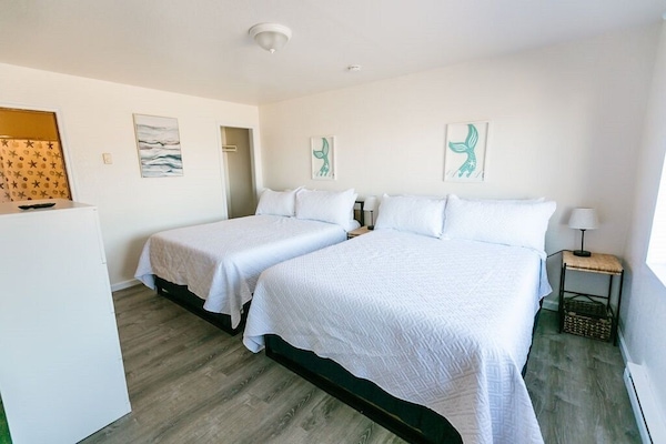 Bedroom with 2 Queen Beds and bathroom