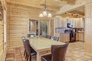 Dining - Gorgeous Cabin w/direct trail access for hiking & off roading! (Payson)