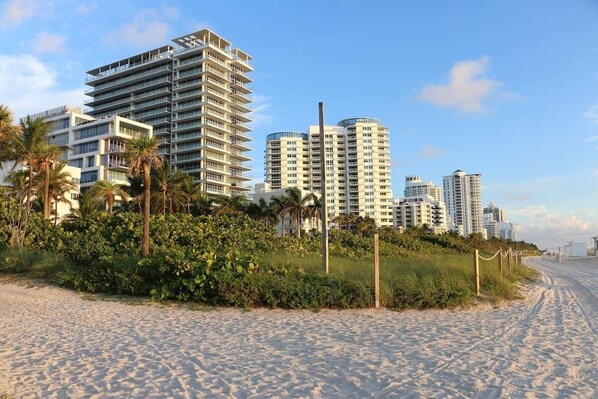 Una spiaggia nelle vicinanze