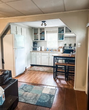 Refrigerador, microondas, horno, placa de cocina