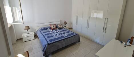 4 chambres, fer et planche à repasser, lit parapluie