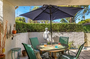 Outdoor dining - Barbie and Ken Recommended! SHAG-Art Villa. Pool, Hot Tub near downtown PS! (Palm Springs)