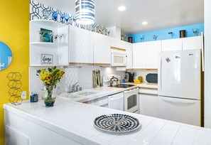 Frigorifero, microonde, forno, piano cottura