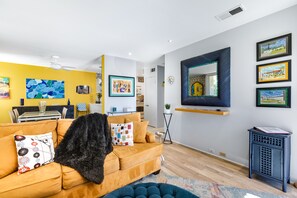 Smart TV y chimenea 