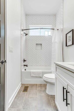 Combined shower/tub, hair dryer, towels, shampoo