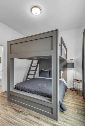 4 habitaciones, tabla de planchar con plancha, wifi y ropa de cama 