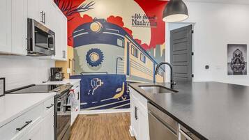 Een koelkast, een microgolfoven, een oven, een kookplaat