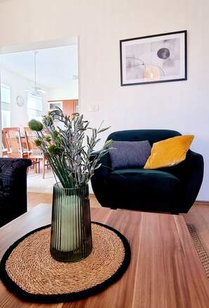 Smart-TV, Kamin, Stereoanlage