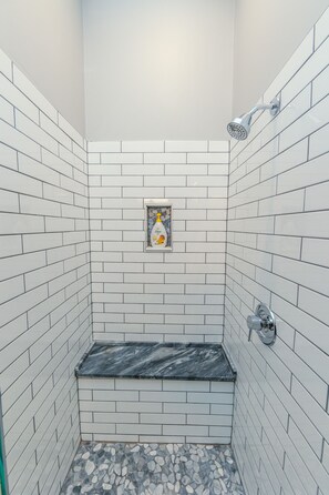 Badewanne, Handtücher, Seife, Toilettenpapier