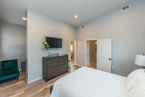 3 bedrooms, desk, iron/ironing board, free WiFi