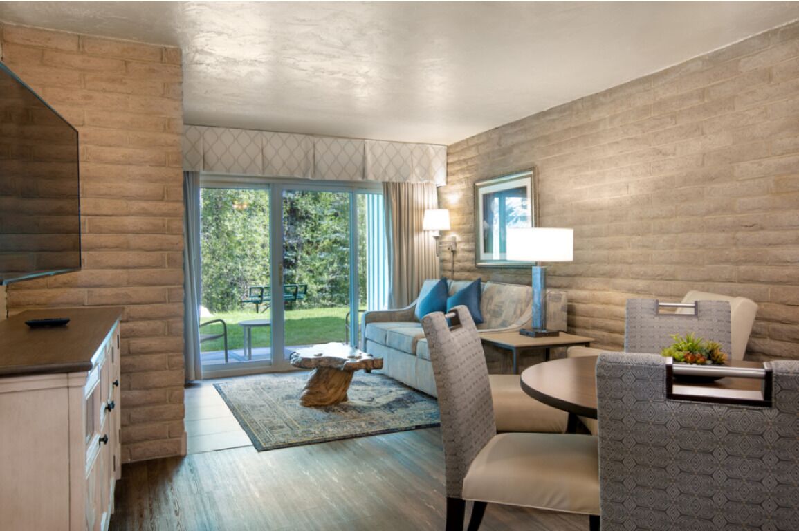 Een smart-tv, een open haard, een dvd-speler en een filmbibliotheek