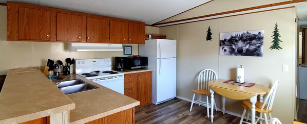 Fridge, oven, stovetop, coffee/tea maker