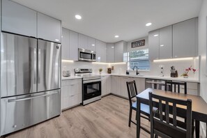 Fridge, microwave, oven, stovetop - ☀️FUN IN THE SUN☀️5B Home🦩mins from Las Olas🦩Airpt (Fort Lauderdale)