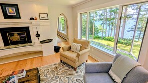 تلفزيون ذكي، مدفأة، كُتُب، طابعة