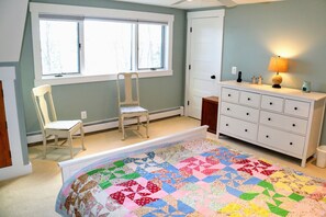 5 makuuhuonetta, työpöytä, silitysrauta/-lauta, vauvan matkasänky