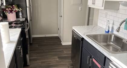 Quiet area with pool and gym in the area . Mall is 10 minutes away