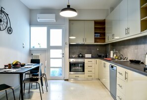 Kylskåp, mikrovågsugn, ugn och spishäll