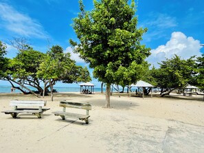 In Strandnähe, Liegestühle, Strandtücher