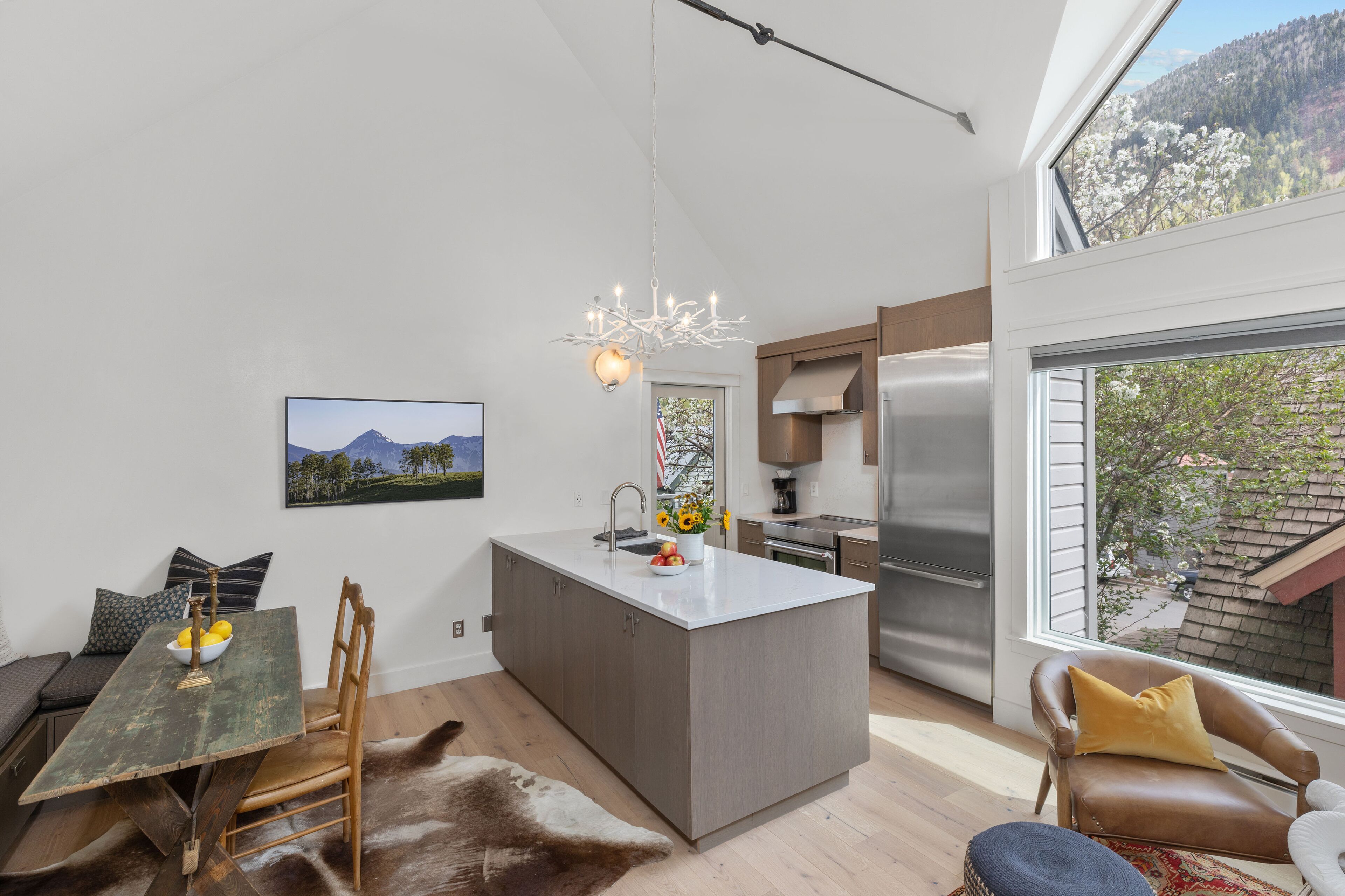 Cozy 2 Bedroom, steps to the Gondola!