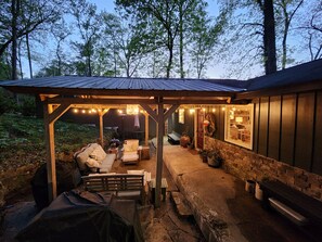 Terrace/patio - Honeycomb Waterfront Lakehouse with deep water dock (Grant)