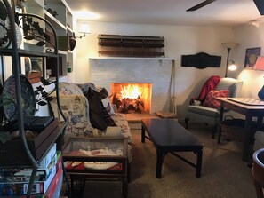 Smart-TV, Kamin, DVD-Player, Bücher