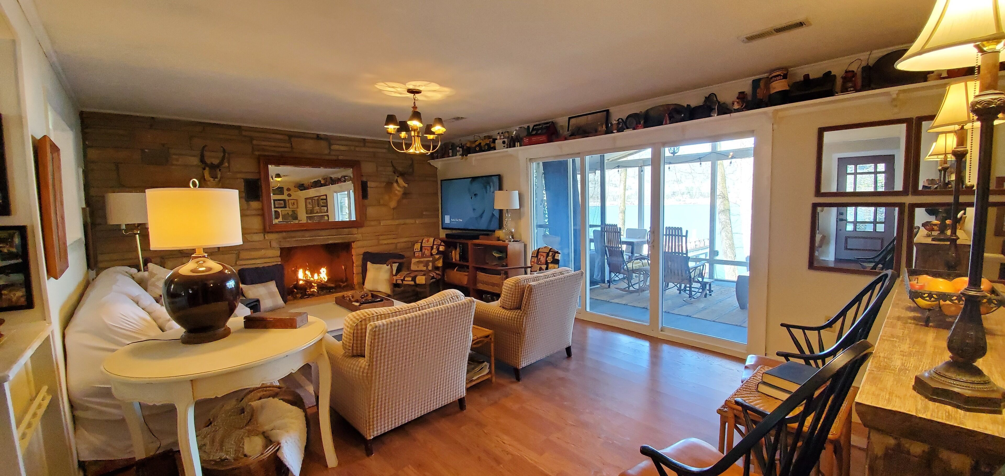 Smart TV, fireplace, DVD player, books