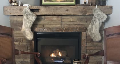 Cozy 2 bedroom cabin with fireplace, lake views, steps to sand bottom swimming