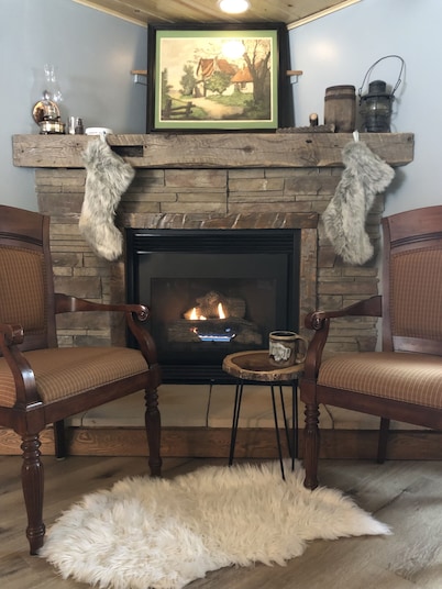 Cozy 2 bedroom cabin with fireplace, lake views, steps to sand bottom swimming 