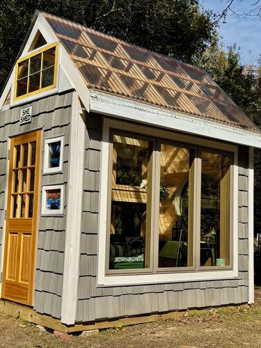 Cozy 2 bedroom cabin with fireplace, lake views, steps to sand bottom swimming 