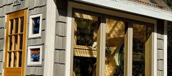 Cozy 2 bedroom cabin with fireplace, lake views, steps to sand bottom swimming 