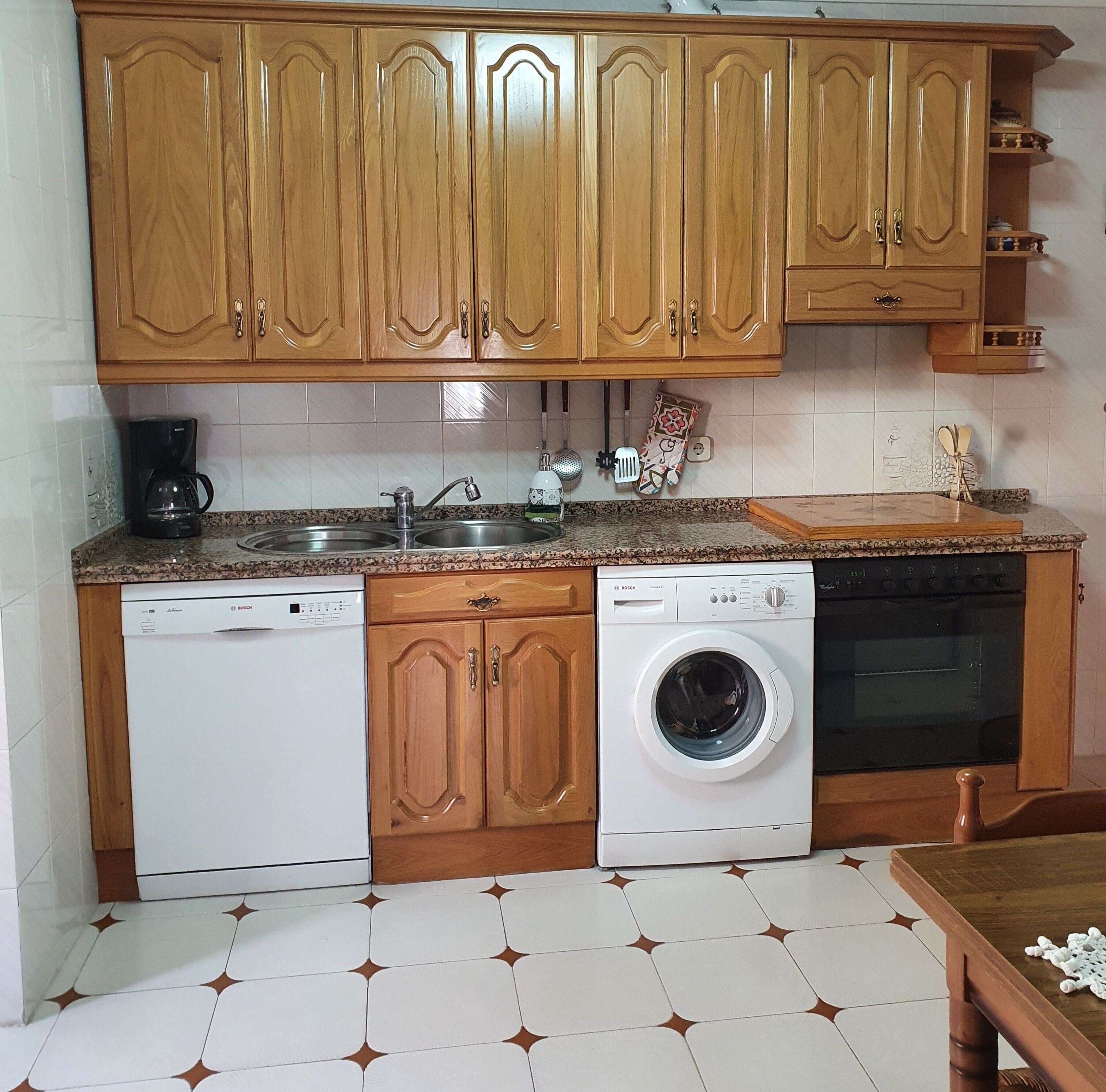 Frigorifero, microonde, forno, piano cottura