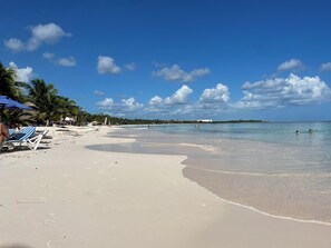 Nära stranden och strandhanddukar